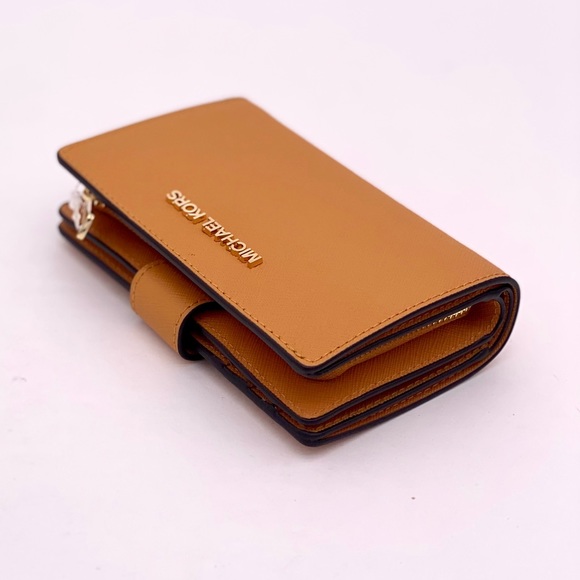 Michael Kors Jet Set Travel
Medium Bifold Coin Zipper
Wallet Cider - Picture 9 of 10